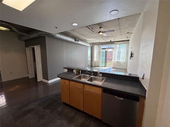 Building Photo - 115 W Peachtree Pl NW