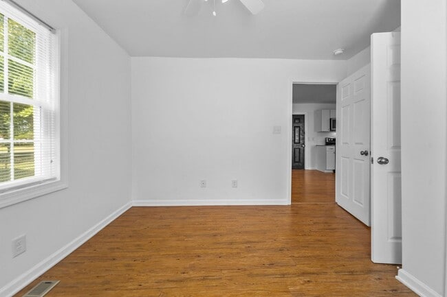 Building Photo - Updated 2 Bed 1 Bath in Coats - Pet Friendly!