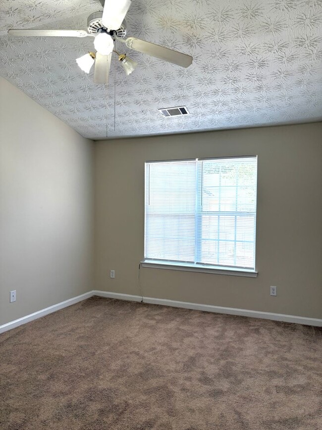 Building Photo - Spacious Townhouse with Convenient Location