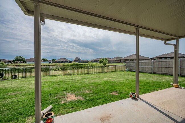 Building Photo - Welcome Home! This beautiful 3 bed home in...