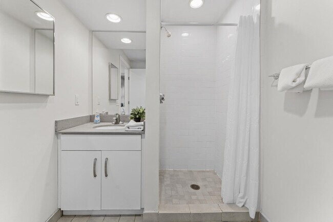 Building Photo - 601 Albany St