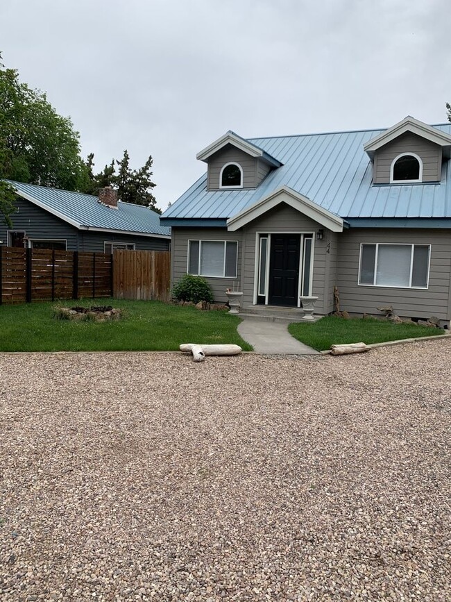 Building Photo - Updated Home in Oldmill