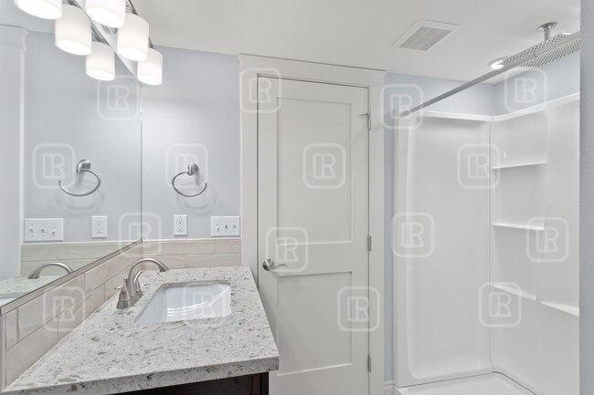 Building Photo - 414 W 29th Ave