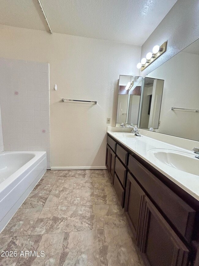 Building Photo - 1032 E Villa Maria Dr