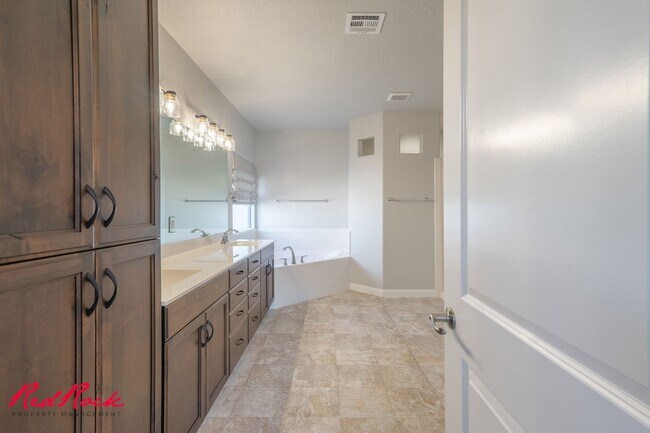 Building Photo - Stunning 4 Bedroom Home with Gorgeous Back...