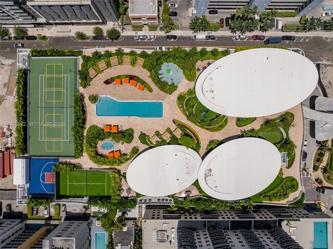 Building Photo - 700 NE 24th St