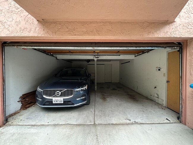 Building Photo - Large 2 BR / 2 BA featuring Cathedral Ceilings, Washer & Dryer, Plus Parking Included!