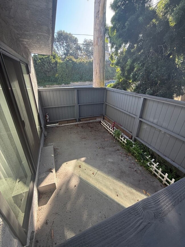 Building Photo - Turnkey End-Unit Townhome with Vaulted Ceilings & Garage