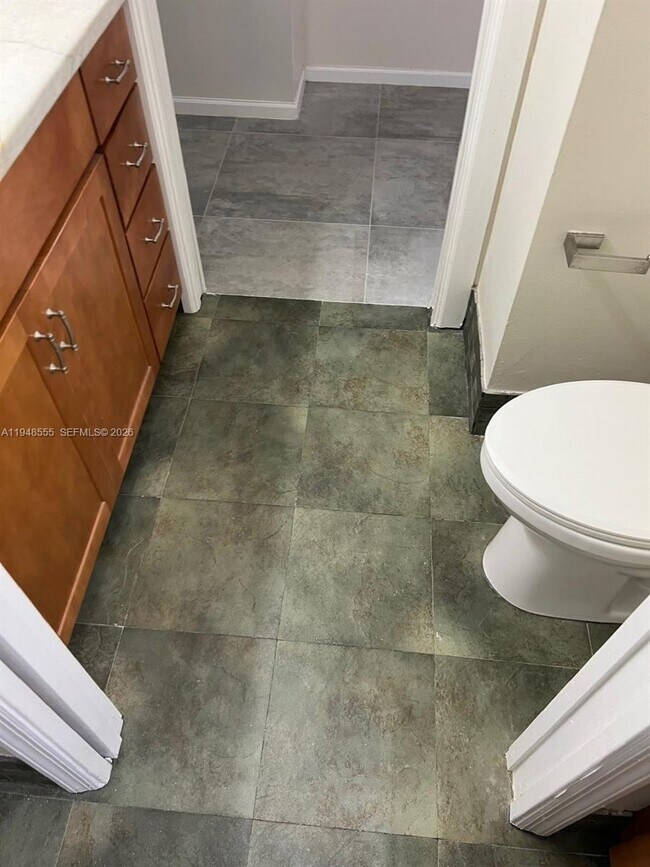 Building Photo - 252 City View Dr