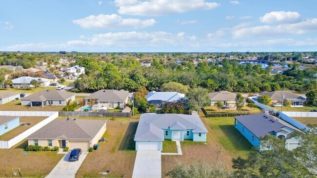 Building Photo - 2361 SW Chateau Terrace