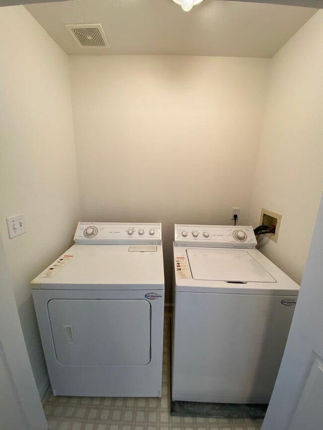 Building Photo - 3 Bed 2.5 Bath Townhouse W/ Attached Garage In Portside Village