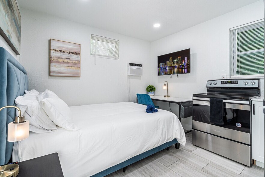 Building Photo - 975-977 Southwest 10th Street-SI ID1324004P