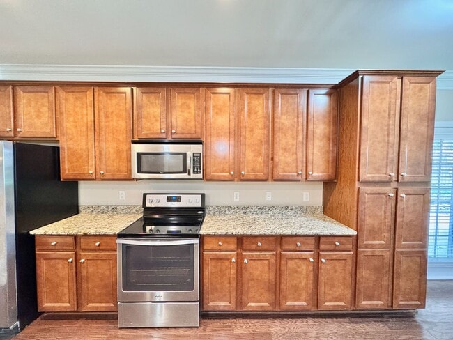 Building Photo - 3 Bedroom, 3 Bathroom Home w/ 2 Car Garage and Fence Backyard