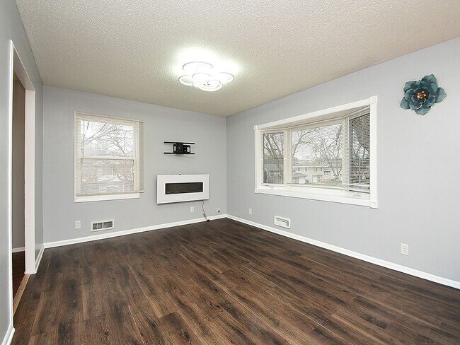 Building Photo - Spacious Living