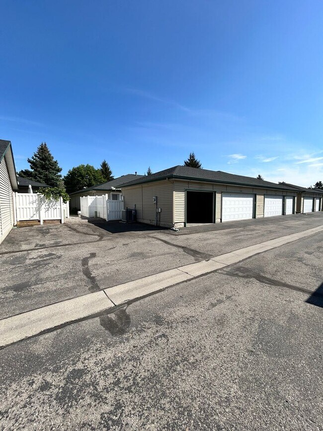 Building Photo - Free Rent for September!! Spacious Duplex ...