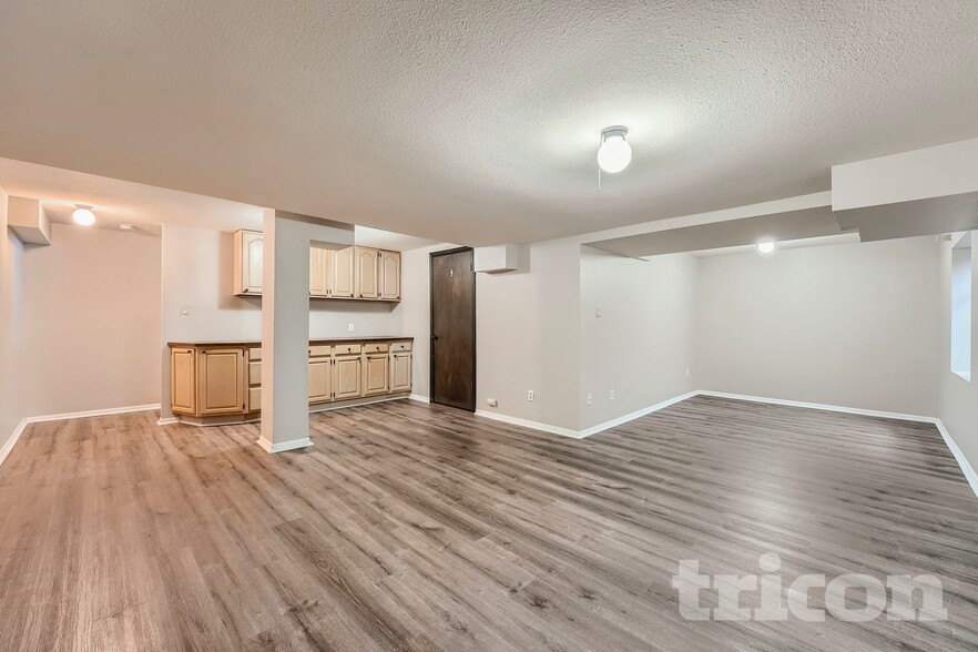 Building Photo - 6591 N Windmont Ave