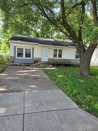 Building Photo - Spacious 4-Bedroom Home with Large Fenced Yard in a Quiet Neighborhood