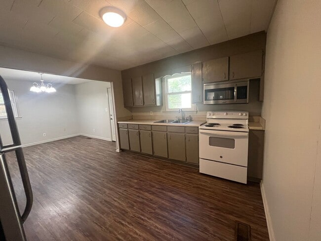 Building Photo - 3 bedroom 2 bathroom home
