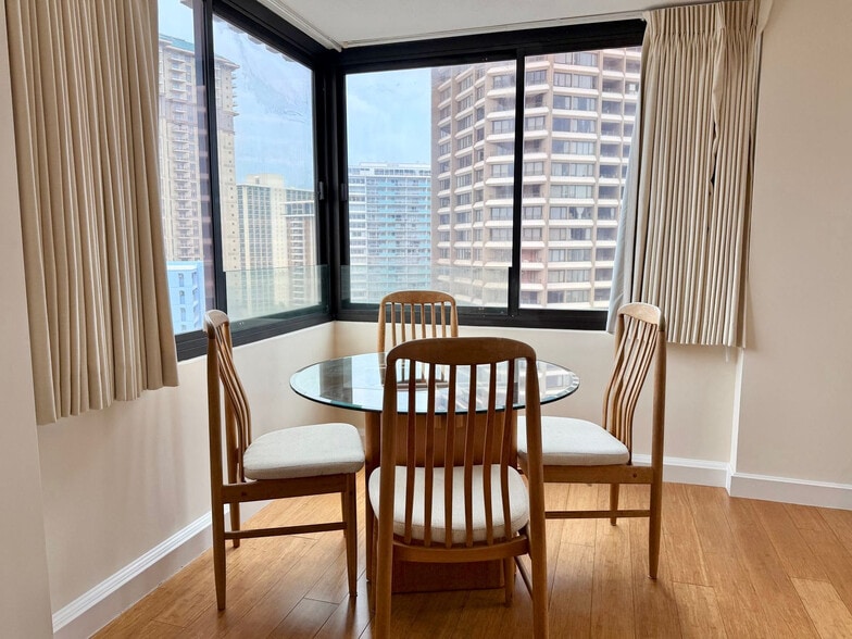 Building Photo - 343 Hobron Ln