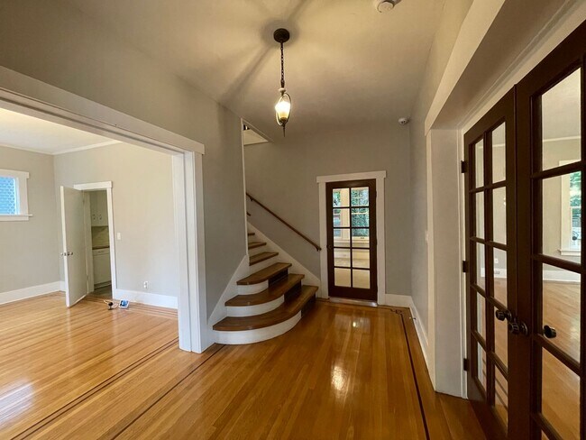 Building Photo - Elegant 4BR 2.5Bath Home with Fenced Yard & Garage Across from Seattle Prep**one month FREE rent**