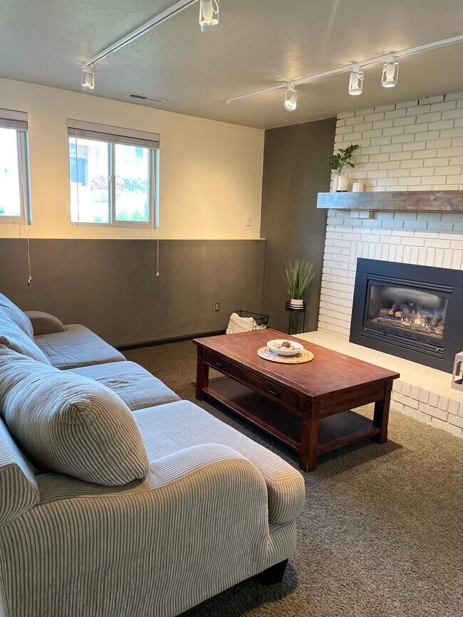 Building Photo - 9908 S Falconhurst Dr