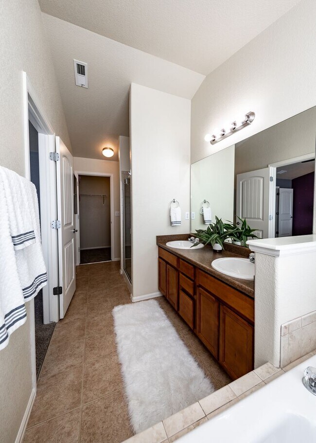 Building Photo - Cute End Unit 3 Bedroom Townhome in Lorson...