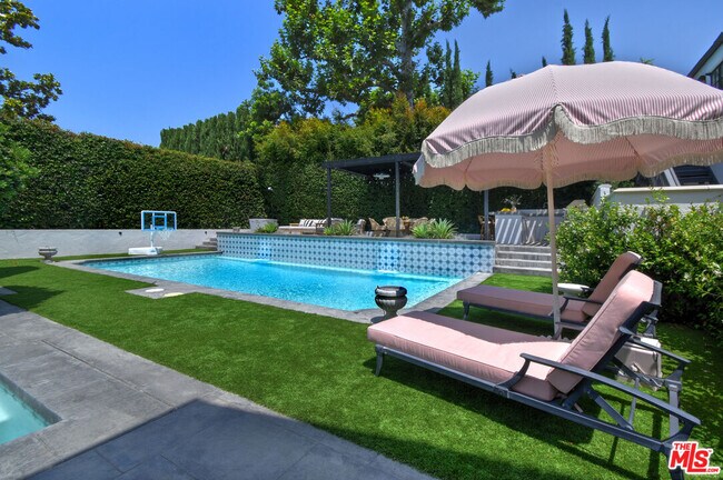 Building Photo - 5005 Los Feliz Blvd