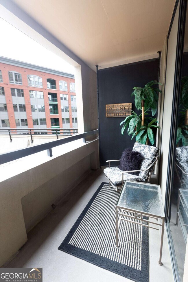 Building Photo - 3481 Lakeside Dr NE