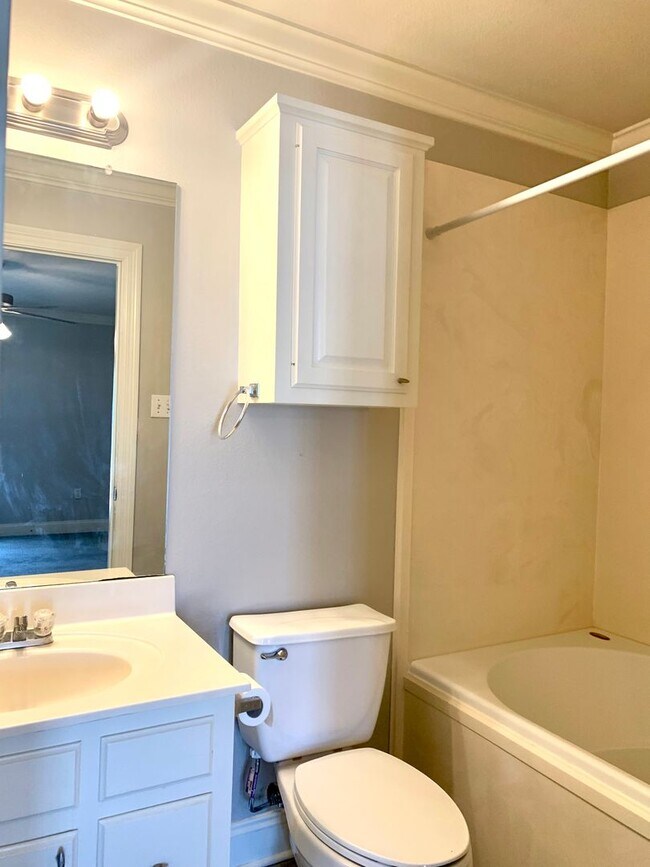 Building Photo - 2BR 2 1/2BA Condominium Denham Springs