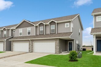 Building Photo - CORNER UNIT!! 3 Bed, 2.5 Bath Townhome in Ankeny