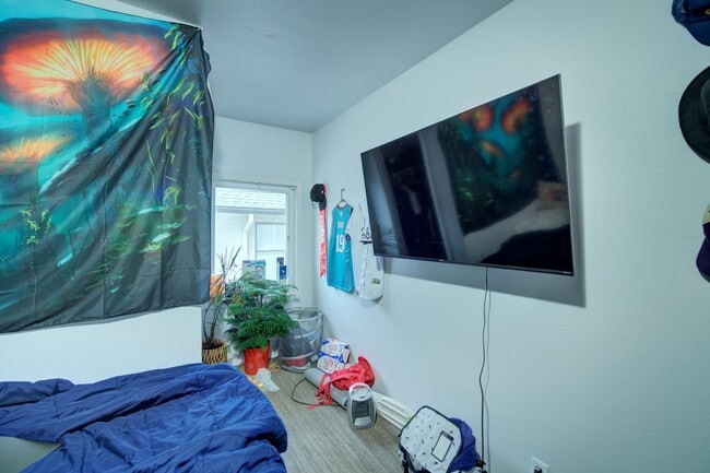 Building Photo - Huge U.W. Home Now Renting for September 2026