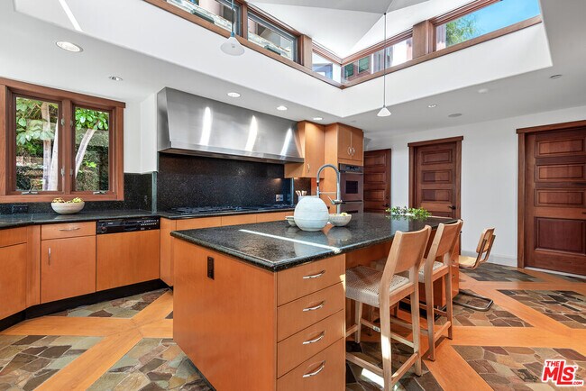 Building Photo - 1160 Shadow Hill Way