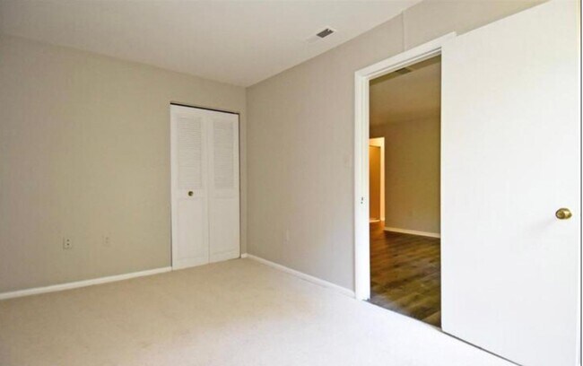 Building Photo - Well-Appointed 2 Bed 1 Bath Condo In Vibra...