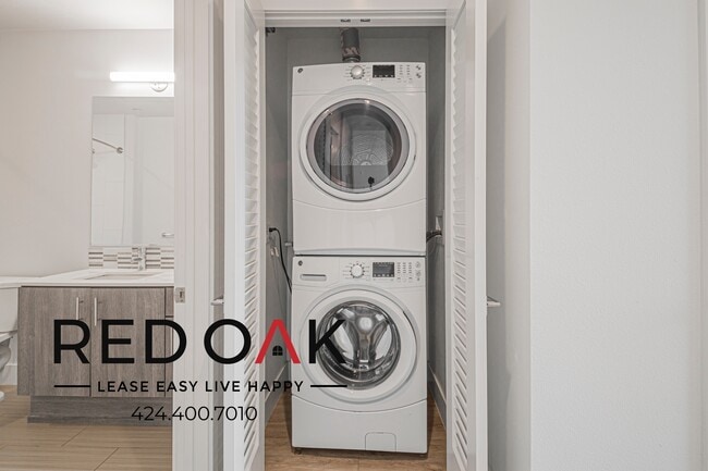 Building Photo - 1331 W 7th St