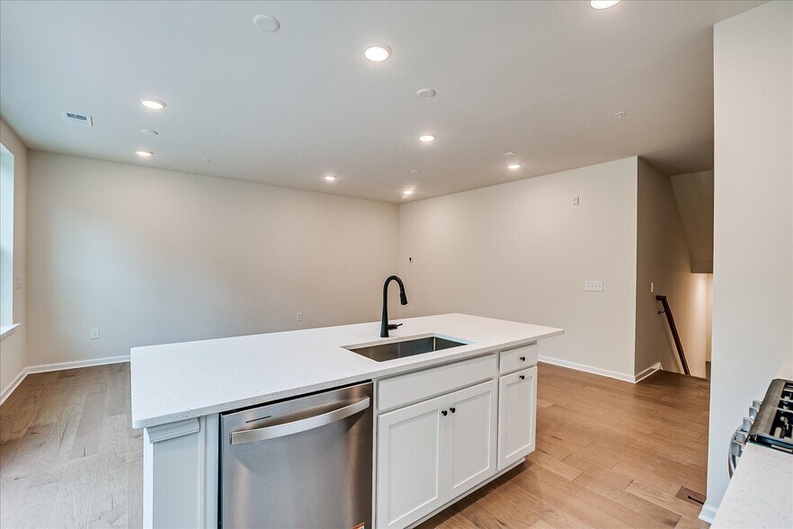 Building Photo - 624 Sadie Cir