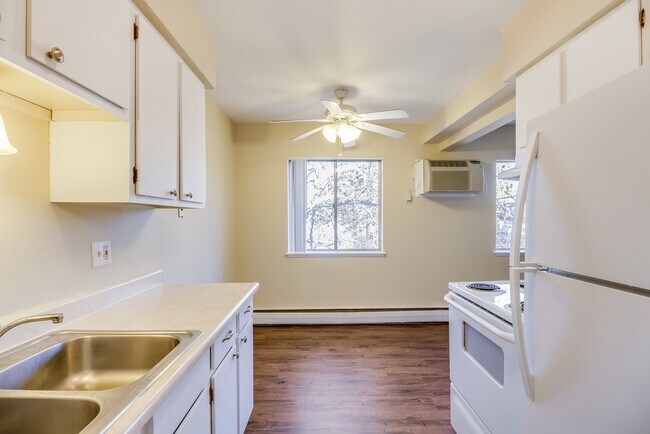 Interior Photo - Shiawassee Apartments LLC (723 W Shiawassee, LLC)