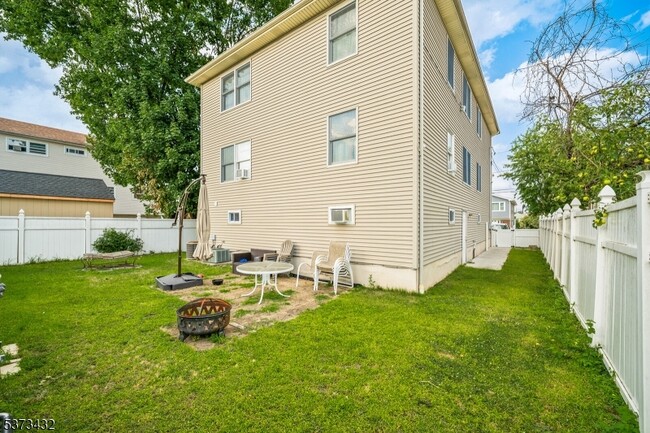 Building Photo - 391 Taylor Ave