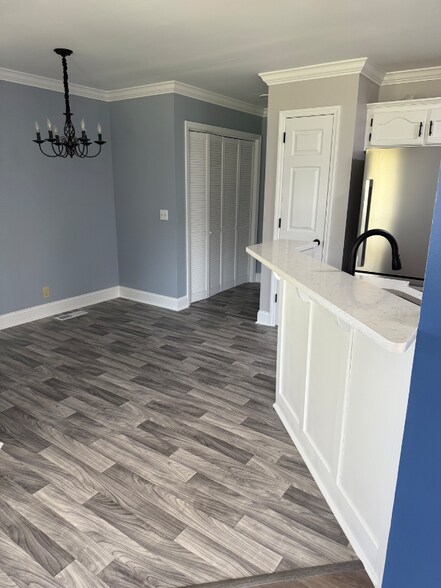 Building Photo - 205 Queens Ln Ct
