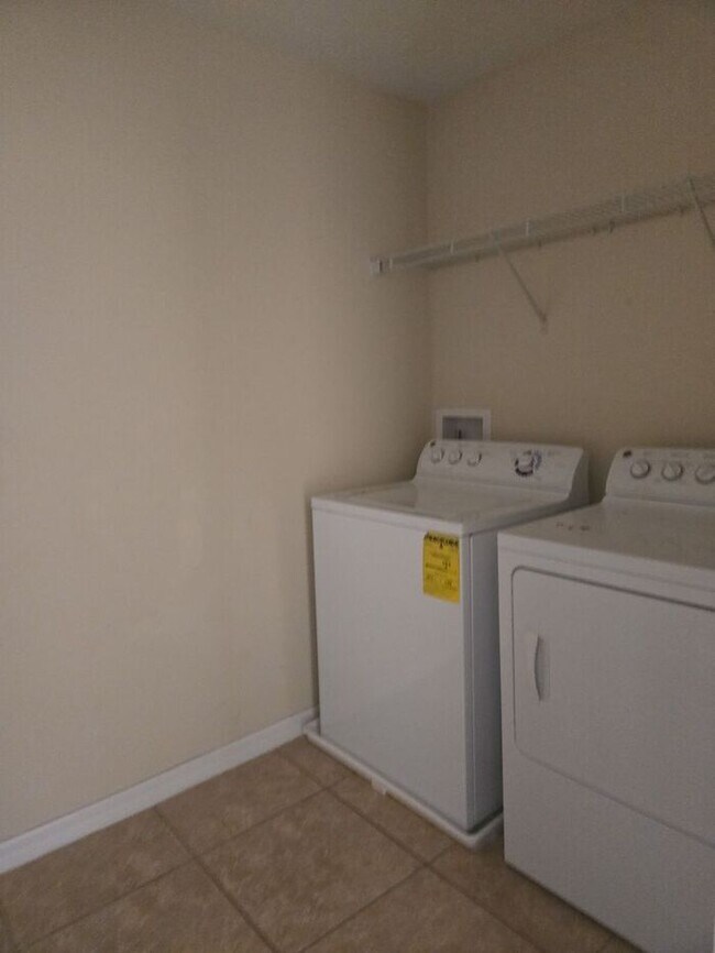 Building Photo - Amazing 4 Bedroom + Office/Bonus Room, 2 1...