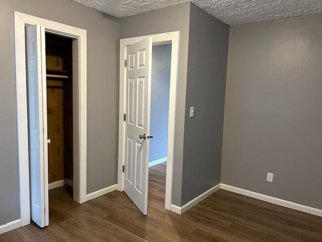 Building Photo - 3 Bedroom, 2 Bath Ranch Home w/Central Air
