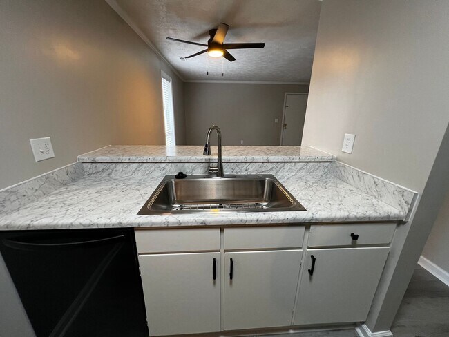 Building Photo - 5850 Century Oaks Dr