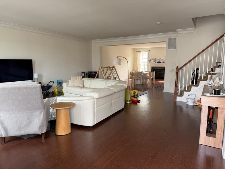 Building Photo - 18 Peacock Way