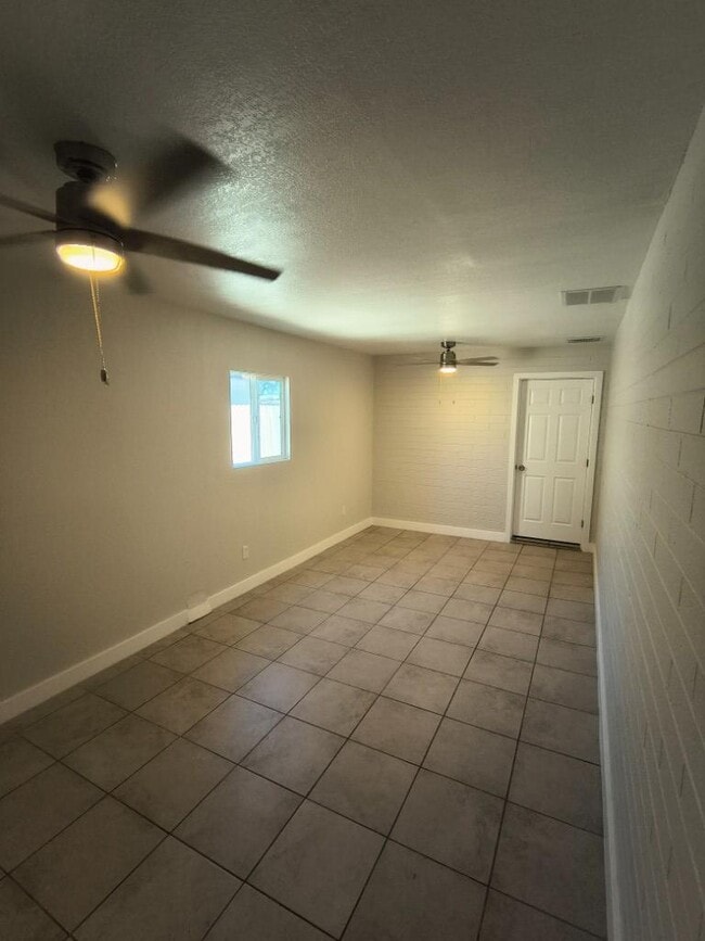 Building Photo - 5 bedroom in PHOENIX AZ 85031