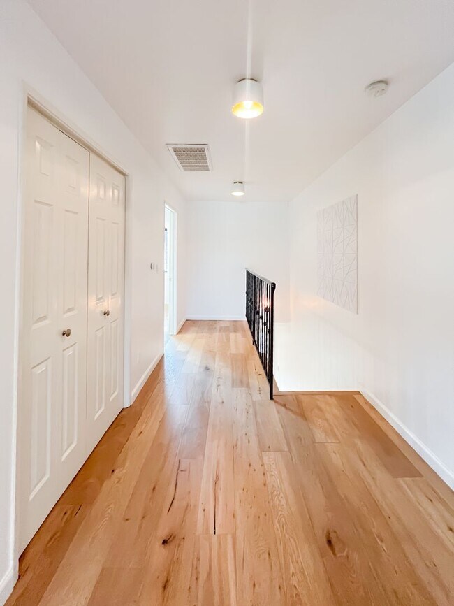 Building Photo - Breathtaking 2-Bedroom Townhome with 2-Car...