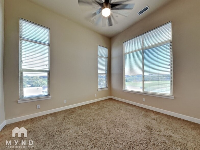 Building Photo - 307 Inverness Way S