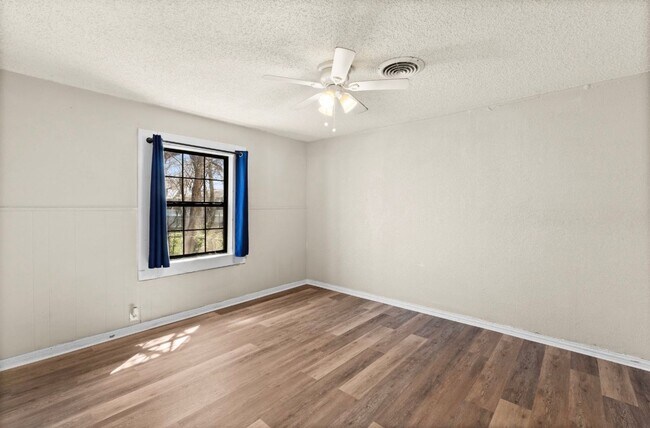 Building Photo - AVAILABLE BEGINNING OF JUNE ; APPLY ON OUR WEBSITE TODAY!!!