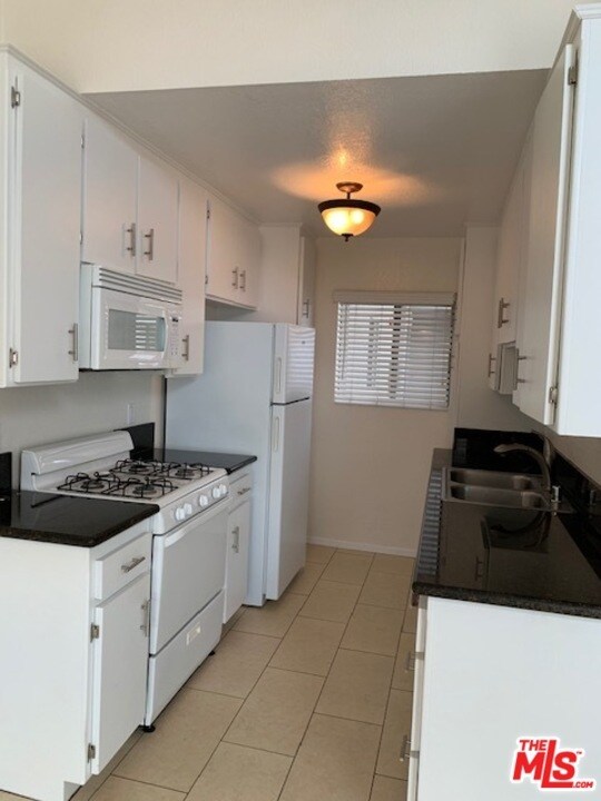 Building Photo - 4353 Coldwater Canyon Ave