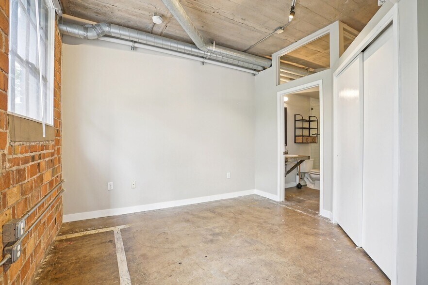 Building Photo - 380 W 200 S