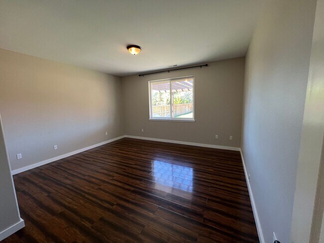 Building Photo - Modern 3 Bedroom Home