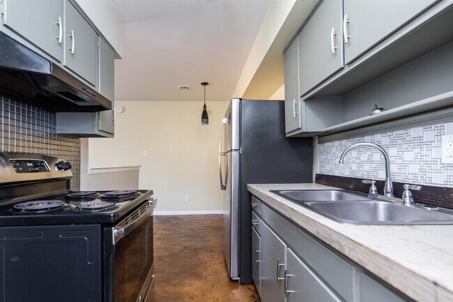 Building Photo - 1601 Alexandria Dr